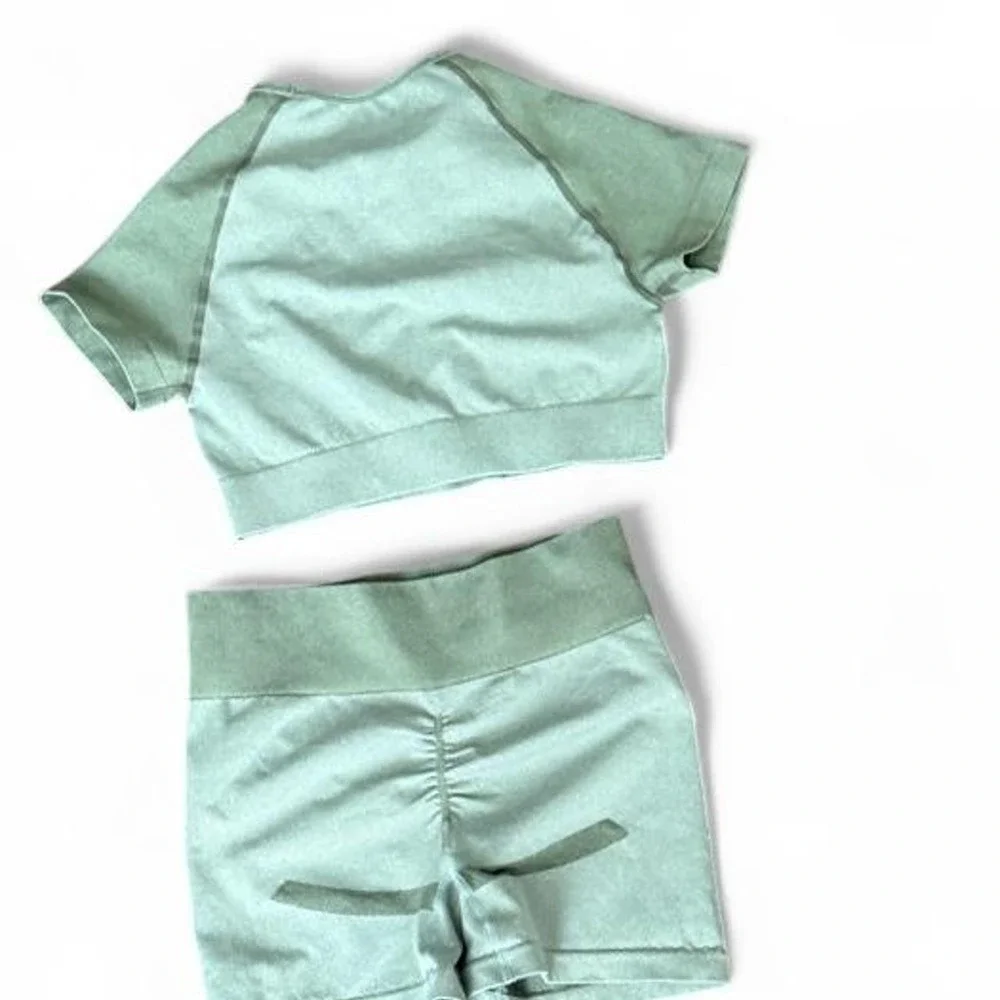Women's Green Seamless 2 Piece Workout Set Cutout Crop Top Shorts Size Medium